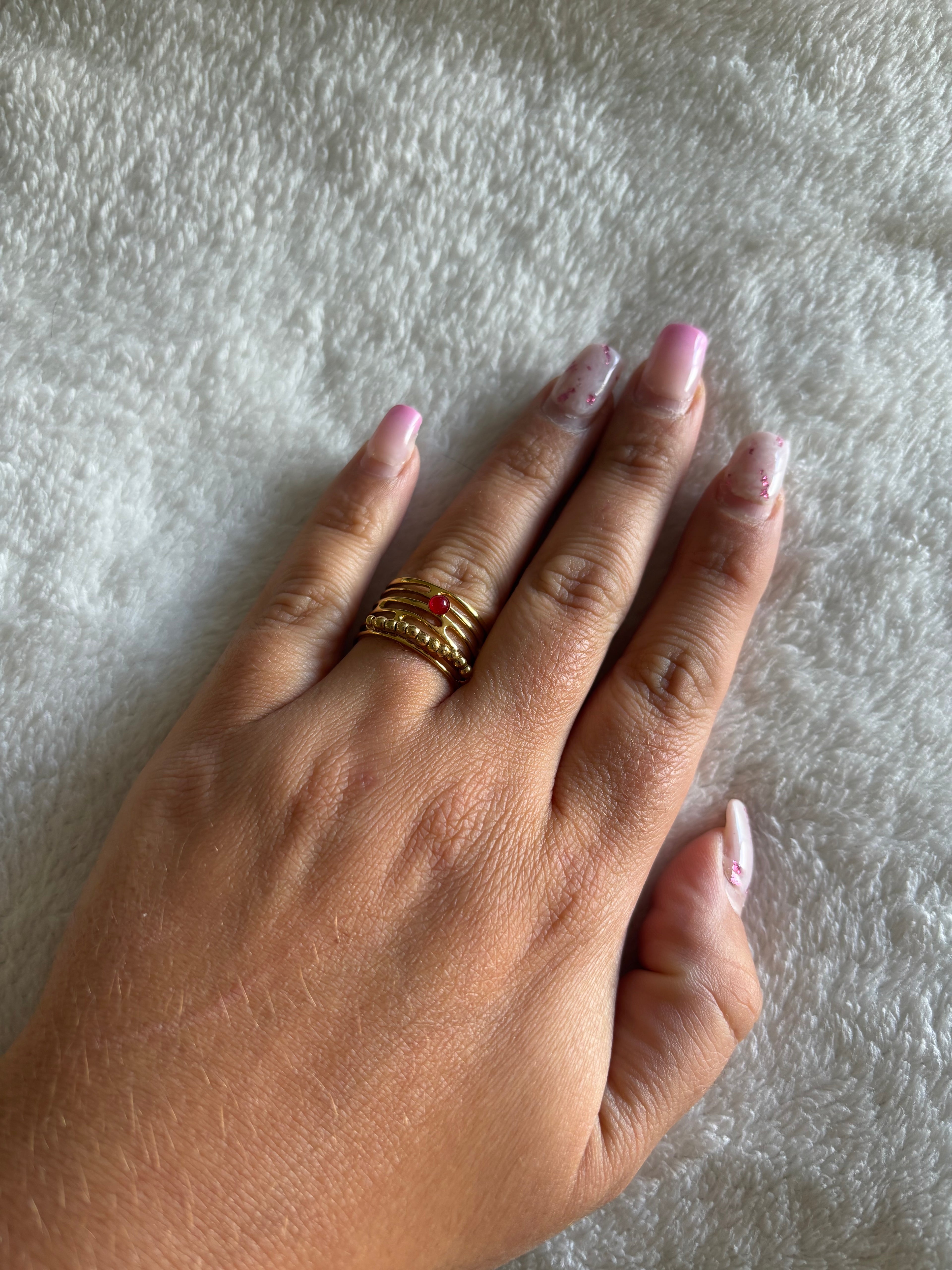Bague ajustable Raffinée avec Perle Rouge
