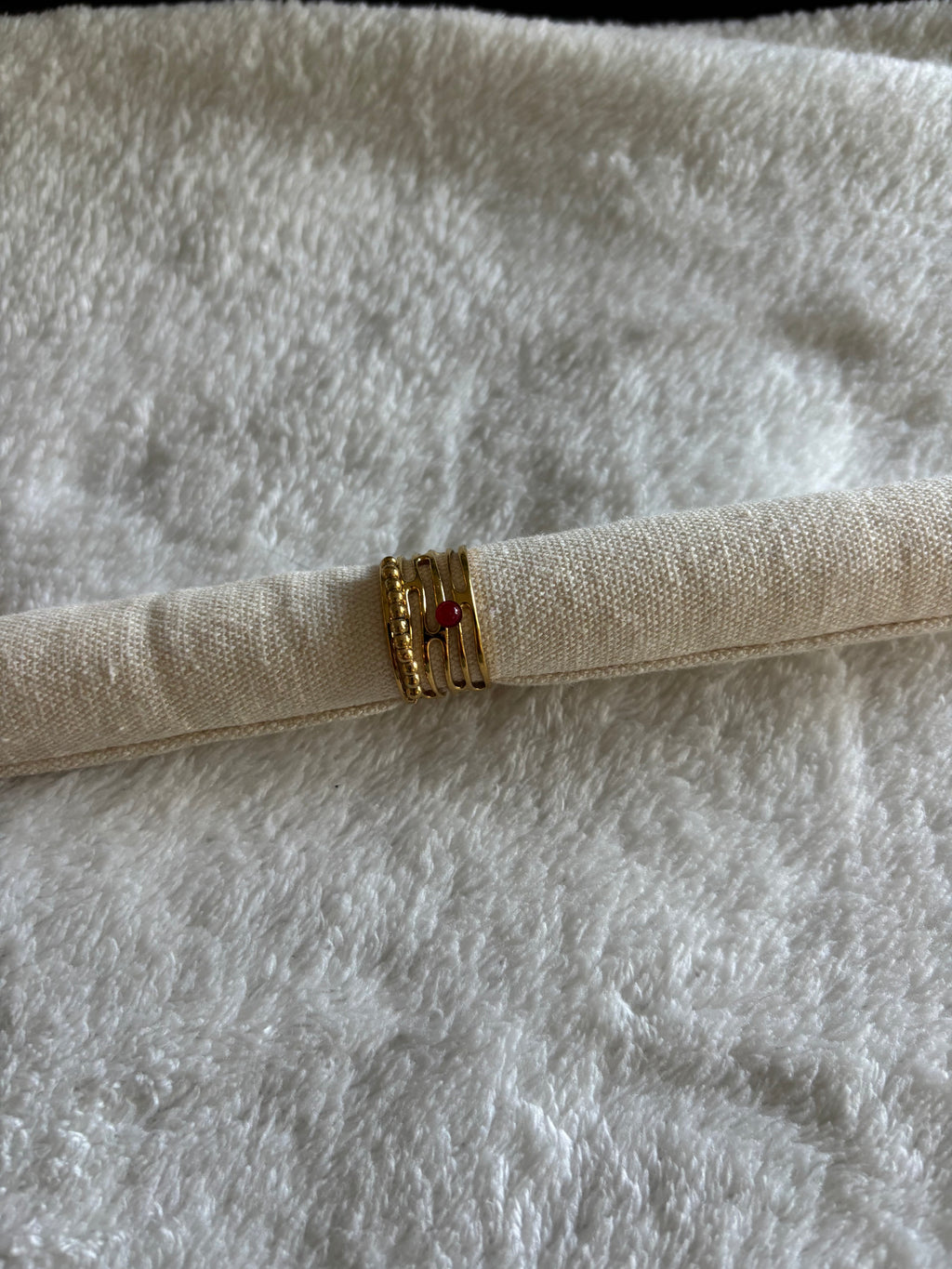 Bague ajustable Raffinée avec Perle Rouge
