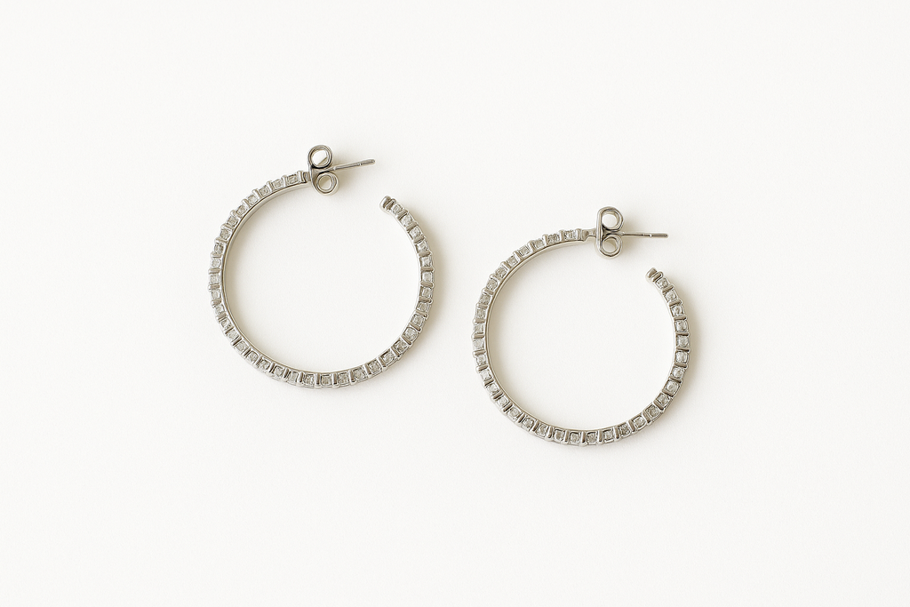 Boucles d’oreilles créoles ouvertes en strass argentées