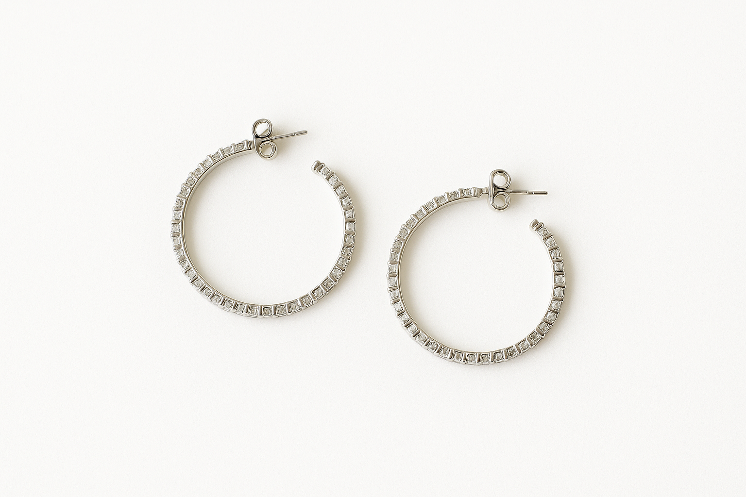 Boucles d’oreilles créoles ouvertes en strass argentées